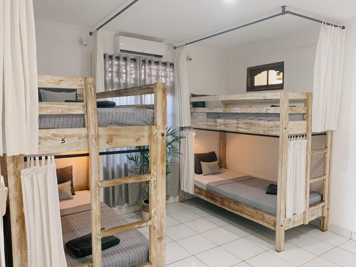 Surfers House 호텔 꾸따 외부 사진